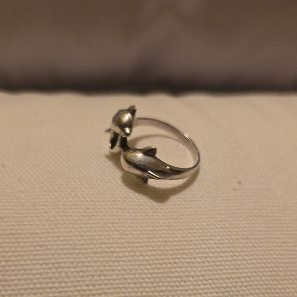 925 Stamped Sterling Silver Dual Dolphins Ring Sz 8.5 - Picture 3 of 6